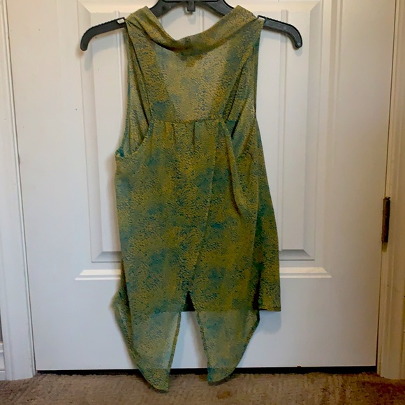 Flowy sleeveless top. - Picture 2 of 2